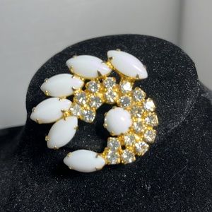 Vintage Juliana-Style Milk Glass & Rhinestone Brooch Gold Tone Pinwheel …